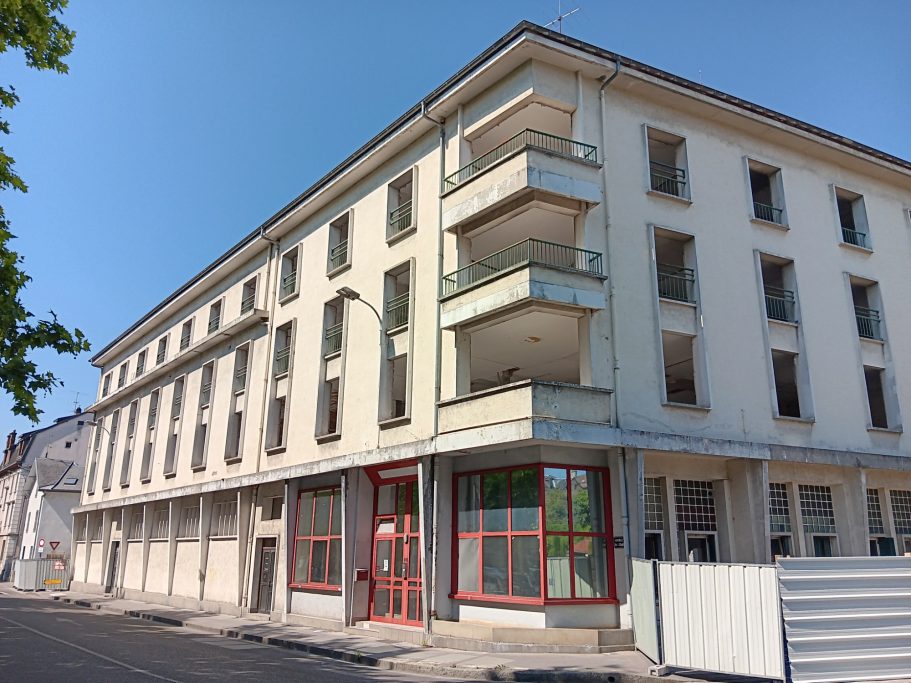 Poteau béton parking — repérage des armatures et inspection des fissures